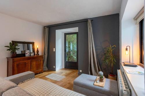 un salon avec un canapé et une fenêtre dans l'établissement le cottage, à Penvénan