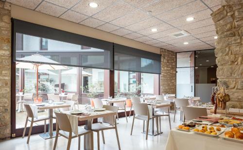 Casa Marcial (adults only) tesisinde bir restoran veya yemek mekanı