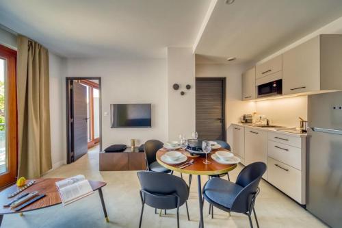 une cuisine et une salle à manger avec une table et des chaises dans l'établissement #GT Le Joli Berthelot, à Grenoble