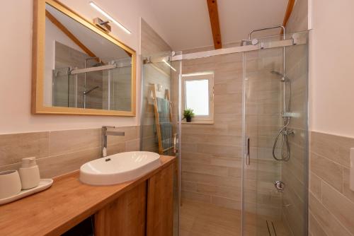 y baño con lavabo y ducha. en Villa Serenum en Šibenik