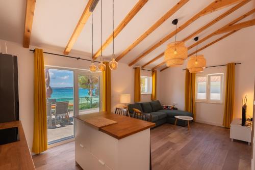 eine Küche und ein Wohnzimmer mit Meerblick in der Unterkunft Villa Serenum in Šibenik