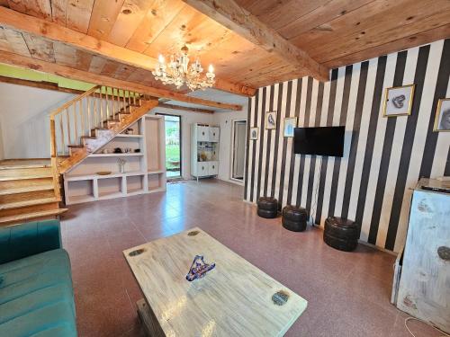 un salon avec une table et un escalier dans l'établissement LIME Shekvetili, à Shekvetili