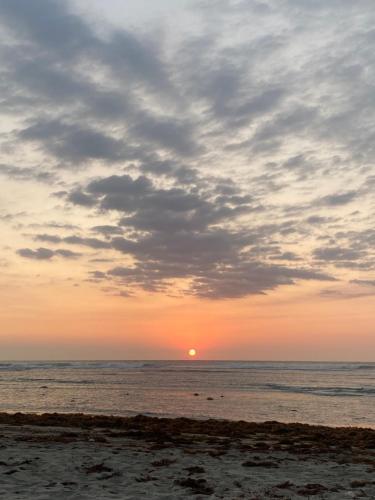 - un coucher de soleil sur la plage à l'horizon dans l'établissement Dayun La Union, Transient House, à San Fernando