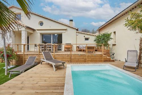 une maison avec une piscine et une terrasse dans l'établissement Rdc Villa centre ville Aix-enPce, à Aix-en-Provence