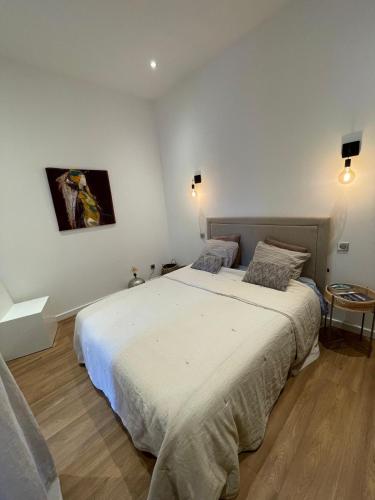 une chambre avec un grand lit dans une pièce dans l'établissement Appartement Design sur Vauban - Clim et Wifi, à Marseille
