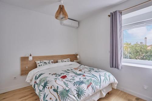 - une chambre avec un lit doté d'un couvre-lit tropical dans l'établissement Rdc Villa centre ville Aix-enPce, à Aix-en-Provence