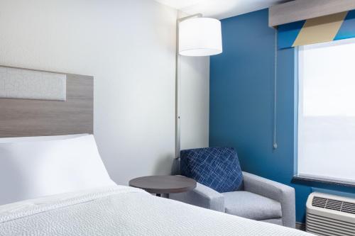 Ένα ή περισσότερα κρεβάτια σε δωμάτιο στο Holiday Inn Express Kearney by IHG