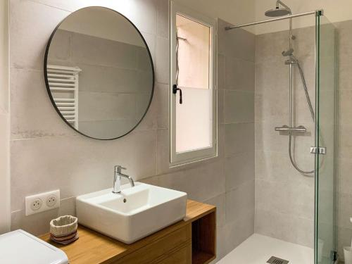 een badkamer met een wastafel en een spiegel bij SELECT'SO HOME - Mas au cœur du village de Bormes-les-mimosas - MAS DE LA VERNE in Bormes-les-Mimosas