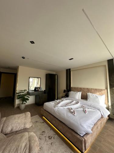 Кровать или кровати в номере Crowne Pyramids view inn