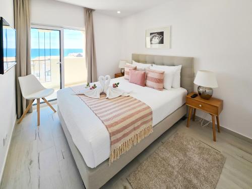 Apartment Praia Rocha Sea View Summer 2にあるベッド