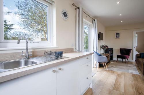 eine Küche mit einem Waschbecken und einem großen Fenster in der Unterkunft Skomer Lodge - 2 Bedroom Lodge - Manorbier in Manorbier