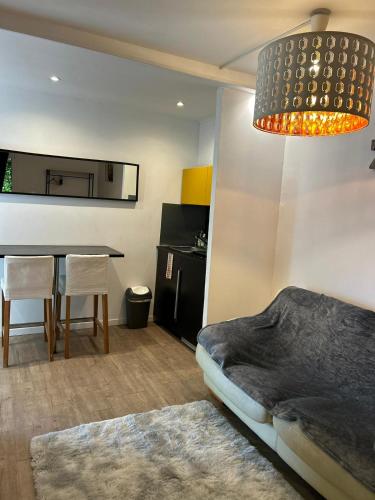 une chambre avec un lit et une table avec des chaises dans l'établissement Studio zen et moderne à St-Zacharie, à Saint-Zacharie