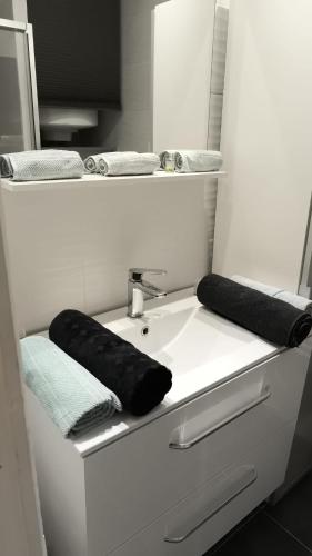 une salle de bain avec un lavabo, un miroir et des serviettes dans l'établissement Studio zen et moderne à St-Zacharie, à Saint-Zacharie