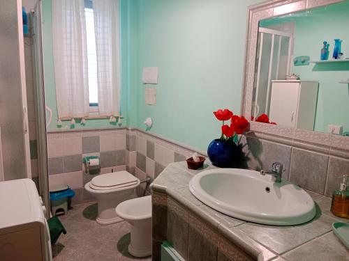 A bathroom at Odori di zagara