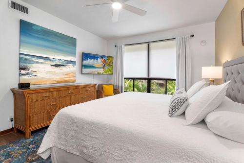 een slaapkamer met een wit bed en een raam bij The Shores at Waikoloa 231 in Waikoloa