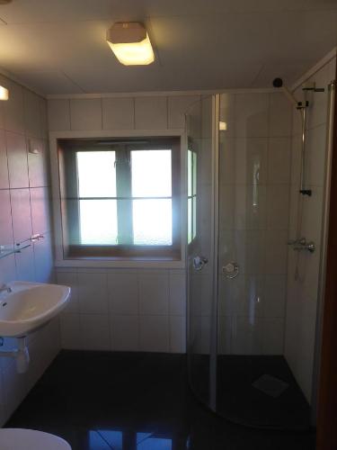 La salle de bains est pourvue d'une douche et d'un lavabo. dans l'établissement Skei Servicenter, à Skei