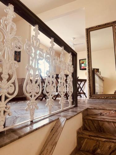 uma escada numa casa com um espelho em Pousada Castanheira em Guarapari
