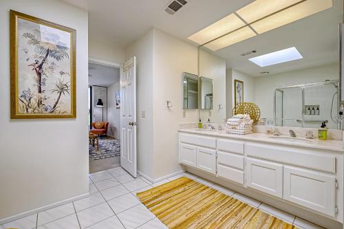 uma casa de banho com 2 lavatórios e um espelho grande em Sunshine On My Shoulders Permit# STR2022-0160 em Palm Desert