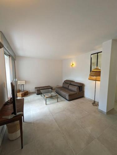 un salon avec un canapé et une table dans l'établissement 2 pièces lumineux à Cagnes sur mer, à Cagnes-sur-Mer