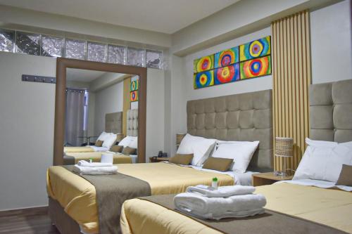 ein Hotelzimmer mit 2 Betten und einem Spiegel in der Unterkunft Hotel San Francisco in Huánuco