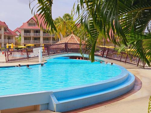Bazén v ubytování TI OASIS Trinidad, Studio vue Mer à Pierre & Vacances nebo v jeho okolí