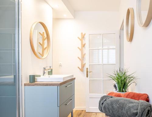 une salle de bain avec un lavabo et un miroir dans l'établissement Four You, à Lairoux