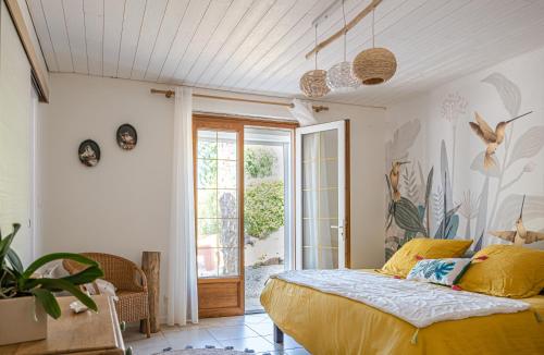 une chambre avec un lit avec des oreillers jaunes dans l'établissement Four You, à Lairoux