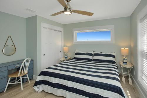 1 dormitorio con 1 cama y ventilador de techo en Shore Looks Good by Pristine Properties Vacation Rentals, en Mexico Beach