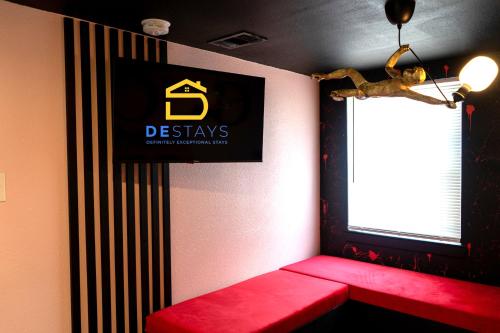 Postel nebo postele na pokoji v ubytování The Gawdy Den with Fast WIFI 2 minutes from Downtown Houston!