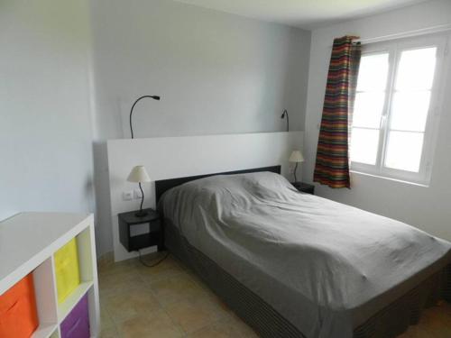 a bedroom with a bed and a window at VOTRE MAISON DE VACANCES à BELLE ILE EN MER in Locmaria