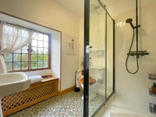 Ένα μπάνιο στο Cosy Family Cottage in the Wye Valley