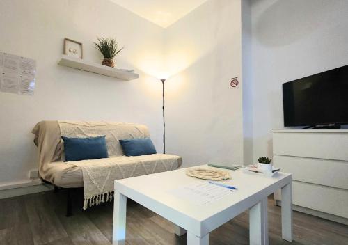 un salon avec un canapé, une table et une télévision dans l'établissement 1# Central'Tours BLEU - Hypercentre, à Tours