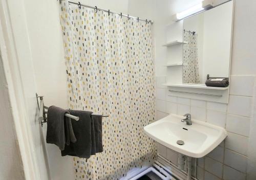 une salle de bain avec un lavabo et un rideau de douche dans l'établissement 1# Central'Tours BLEU - Hypercentre, à Tours