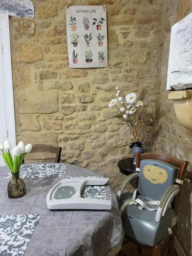 une table avec un téléphone assis au-dessus dans l'établissement Gîte de la Marquise, Maison périgourdine en pierre à 2 min à pieds de la cité médiévale de Sarlat, à Sarlat-la-Canéda