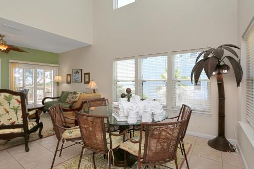 Un lugar para sentarse en Yellow Bird by Pristine Properties Vacation Rentals