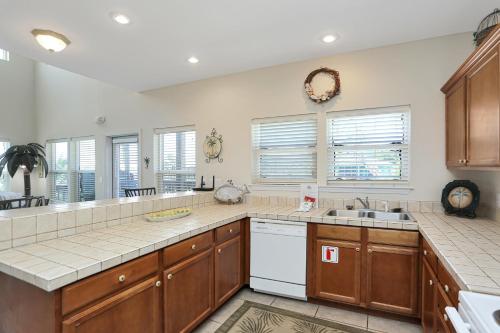 Una cocina o cocineta en Yellow Bird by Pristine Properties Vacation Rentals