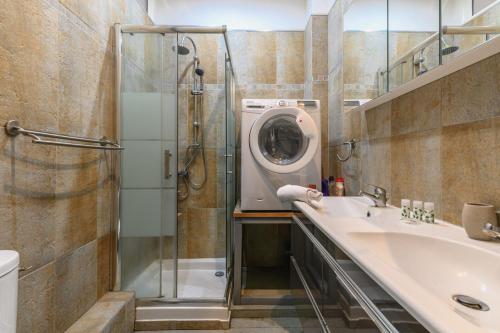 une salle de bain avec douche et machine à laver dans l'établissement Charmant appt 3 chambes au coeur de Nice-5 mns plages, à Nice