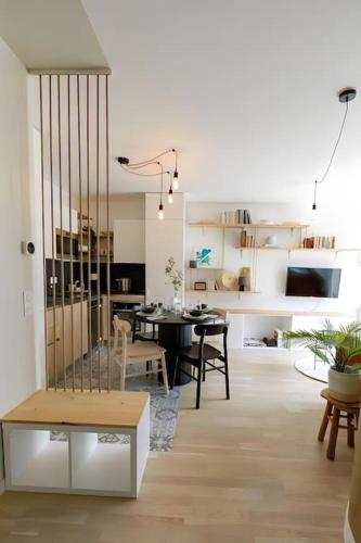 un salon avec une table et une salle à manger dans l'établissement Élégant-Chic Paris 15mn / Disneyland 15mn / 6 pers /Free Parking & WIFI, à Noisy-le-Grand
