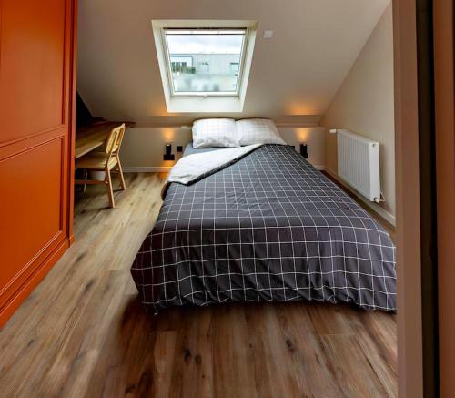 - une chambre avec un lit et une fenêtre mansardée dans l'établissement Élégant-Chic Paris 15mn / Disneyland 15mn / 6 pers /Free Parking & WIFI, à Noisy-le-Grand