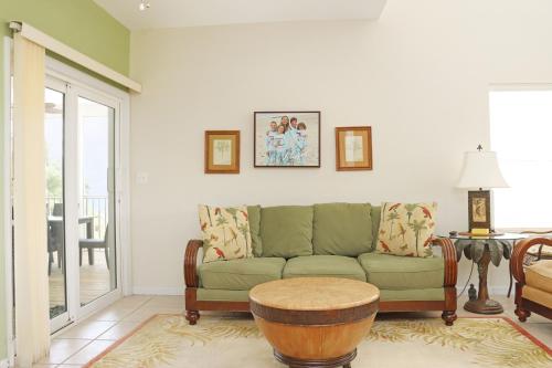Un lugar para sentarse en Yellow Bird by Pristine Properties Vacation Rentals