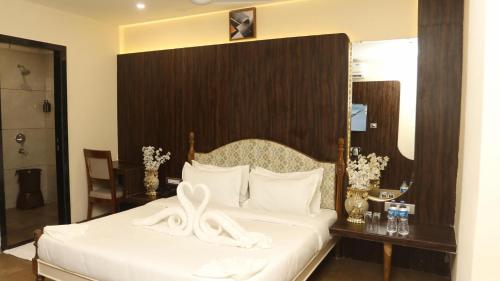 Un pat sau paturi într-o cameră la Hotel Yashraj Paradise