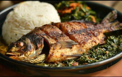 um prato de comida com peixe e arroz em Rockerz Grill B&B em Nairobi