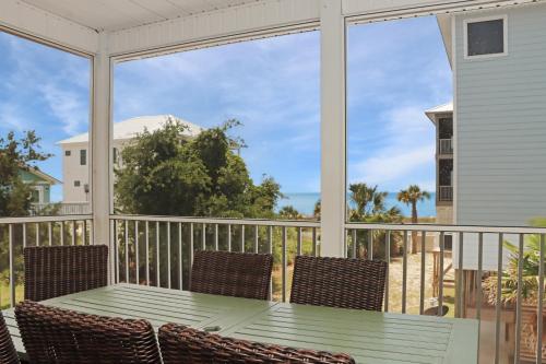 Un balcón o terraza en Yellow Bird by Pristine Properties Vacation Rentals