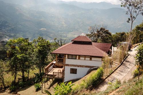 ein Haus auf einem Hügel mit Bergblick in der Unterkunft El Edén; Un paraíso irresistible. in Barbosa