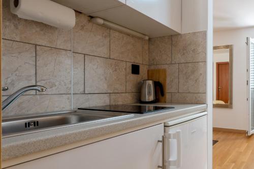 uma cozinha com um lavatório e um balcão em Villa Marina em Slano