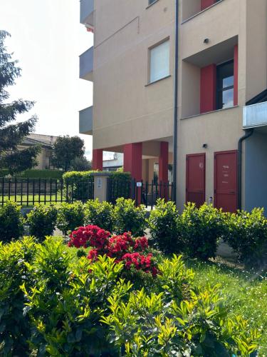 a building with a bunch of flowers in a yard at Appartamento Orti in Arese