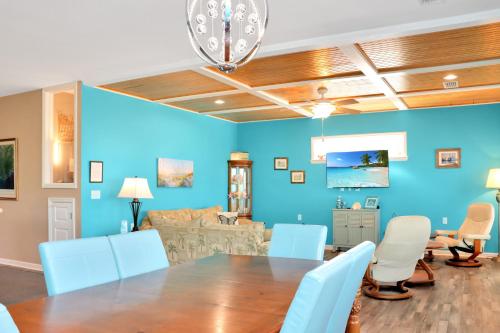 TV a/nebo společenská místnost v ubytování Dolphin Daze by Pristine Properties Vacation Rentals