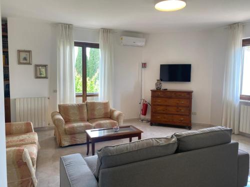 a living room with a couch and a tv at Casa Isa in Narni Scalo