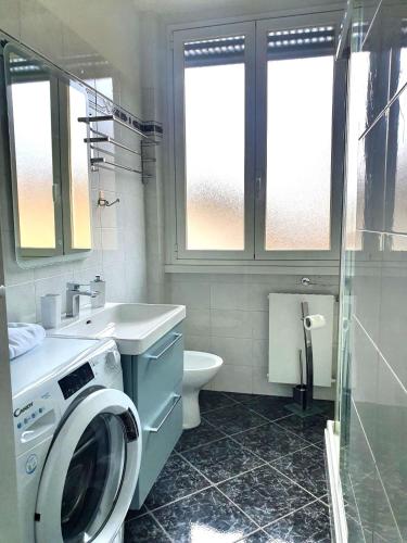 a bathroom with a washing machine and a sink at Rapallo Centrale in Rapallo