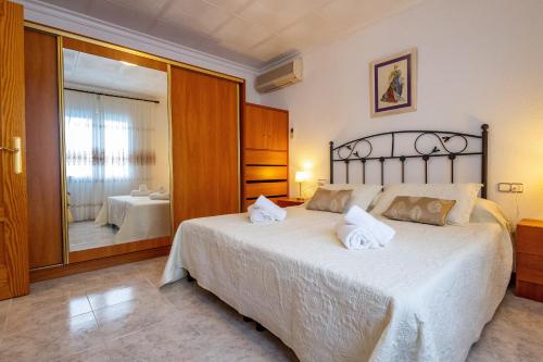 ein Schlafzimmer mit einem großen Bett und einem großen Spiegel in der Unterkunft Casa Marti i Carmeta in Deltebre